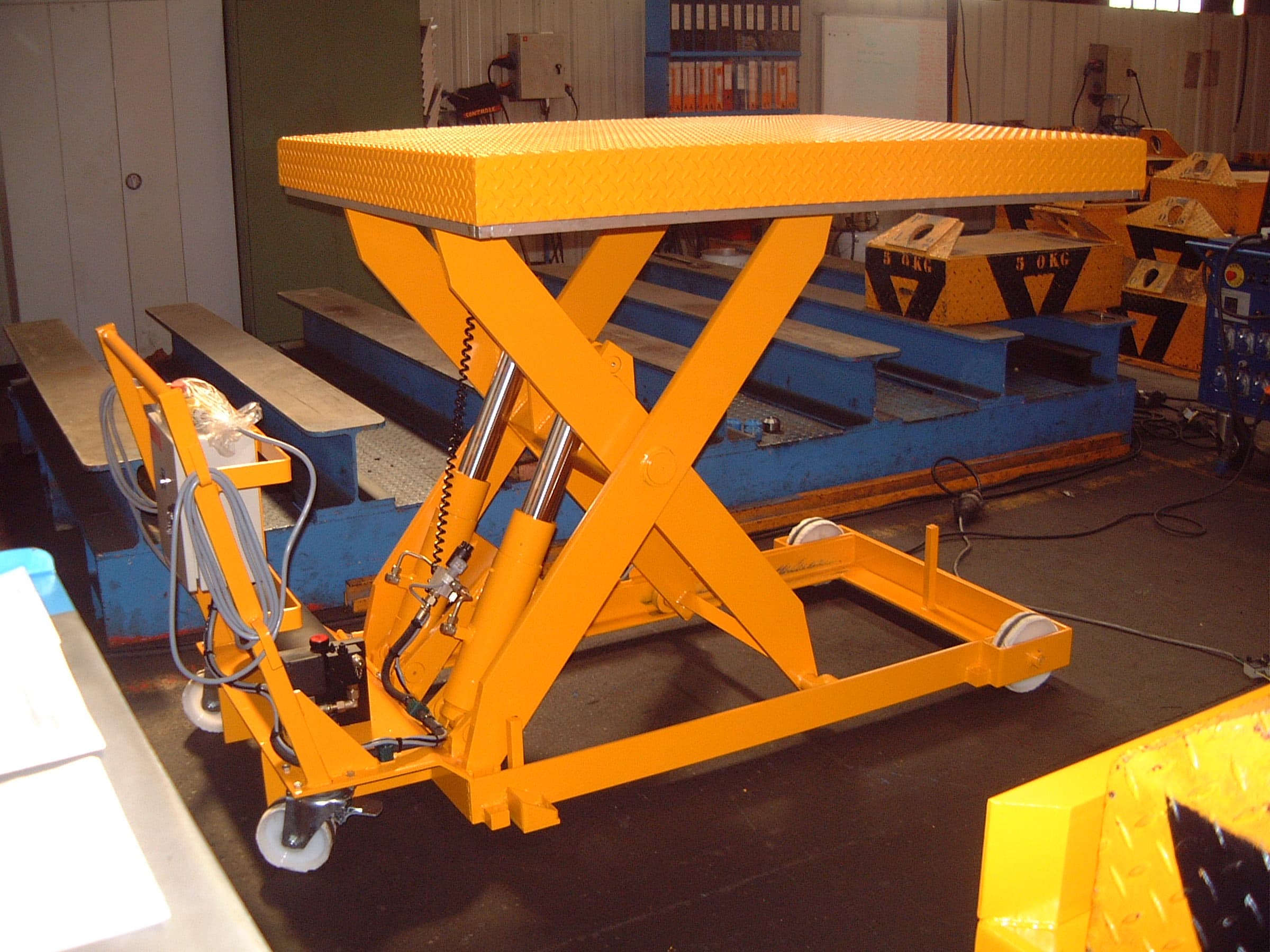 Table élévatrice électro-hydrauliques à simple ciseaux, mobile sur sol, déplaçable manuellement.